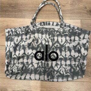ALO Yoga Tie-Dye Tote Bag in Gray and Black